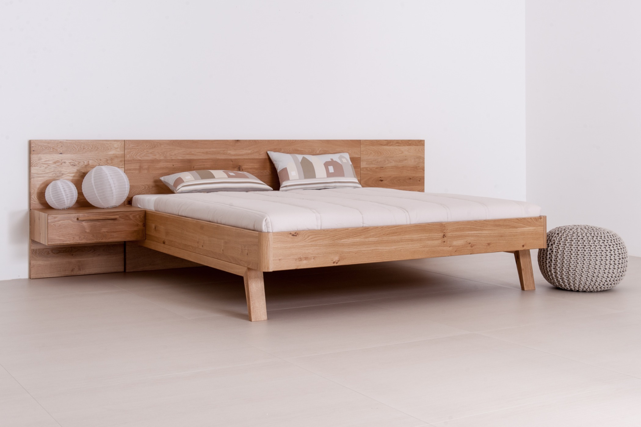 Bett CORTINA in Eiche mit Wandtäfelung