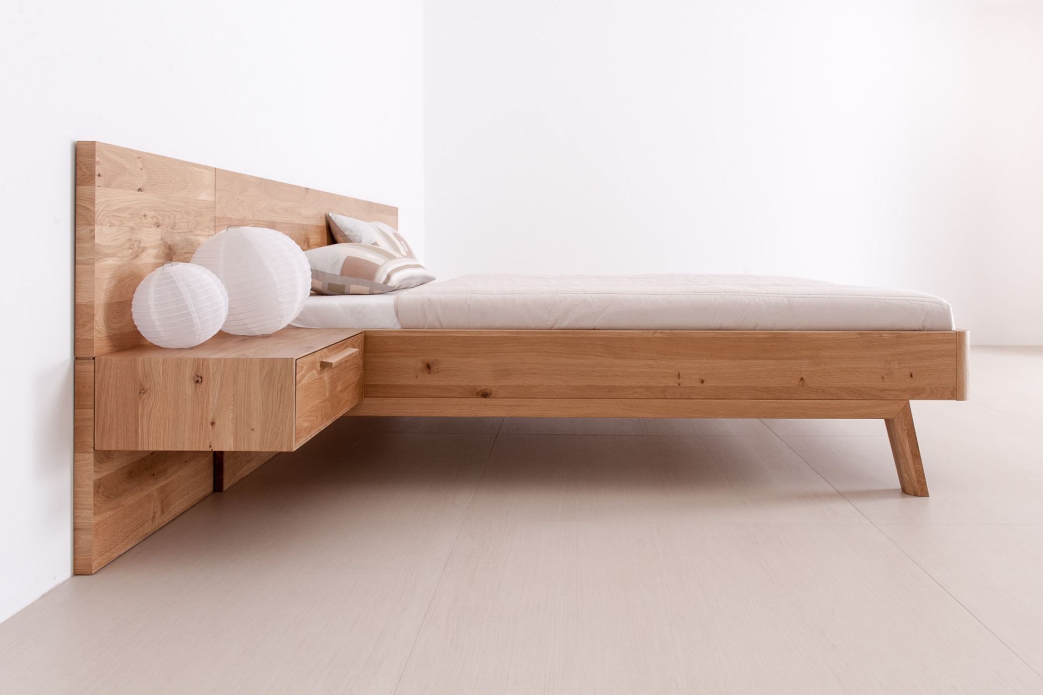 Bett CORTINA in Eiche mit Wandtäfelung